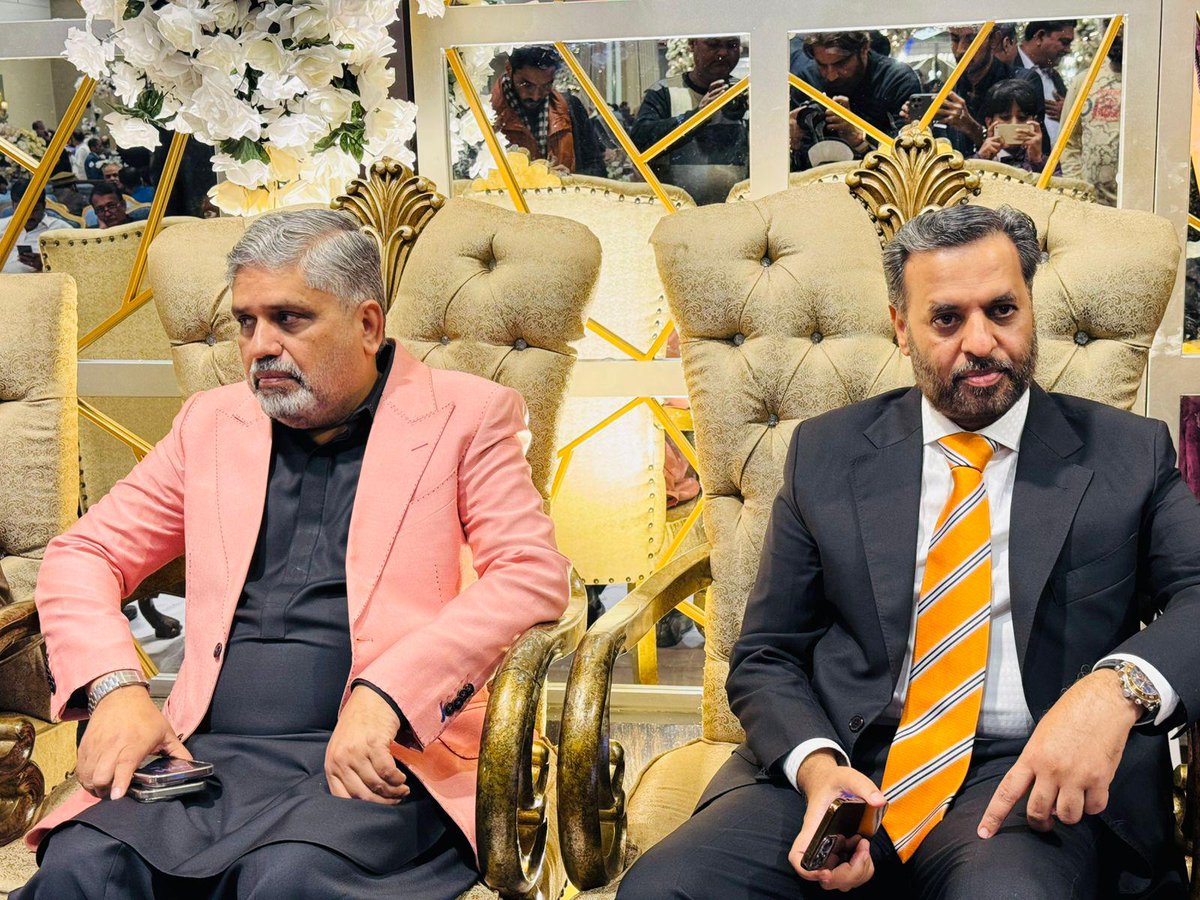 AnisMQM's tweet photo. ایم کیو ایم پاکستان کے سینئر مرکزی رہنما سید مصطفی کمال، ڈاکٹر فاروق ستار، اور انیس احمد قائمخانی نے دیگر مرکزی رہنماؤں کے ہمراہ حق پرست رکن قومی اسمبلی سید وسیم حسین کے بیٹے کی شادی کی تقریب میں شرکت کی۔ 

#MustafaKamal #NA242 #karachi #Hyderabad #MQMPakistan https://t.co/rAwTfCLBUR