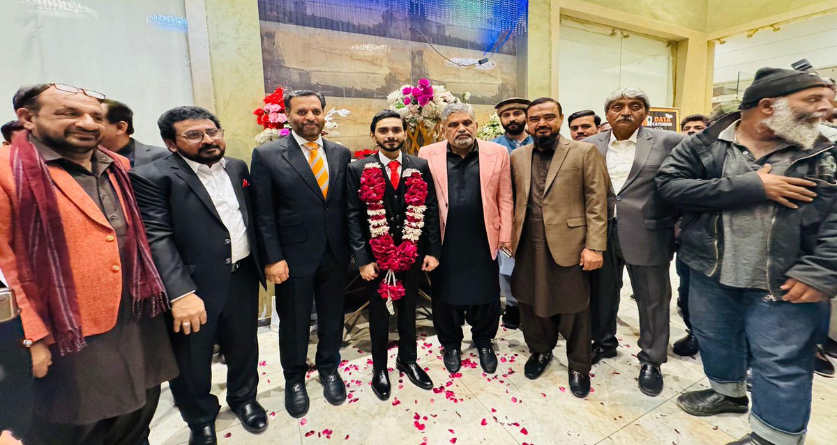 AnisMQM's tweet photo. ایم کیو ایم پاکستان کے سینئر مرکزی رہنما سید مصطفی کمال، ڈاکٹر فاروق ستار، اور انیس احمد قائمخانی نے دیگر مرکزی رہنماؤں کے ہمراہ حق پرست رکن قومی اسمبلی سید وسیم حسین کے بیٹے کی شادی کی تقریب میں شرکت کی۔ 

#MustafaKamal #NA242 #karachi #Hyderabad #MQMPakistan https://t.co/rAwTfCLBUR