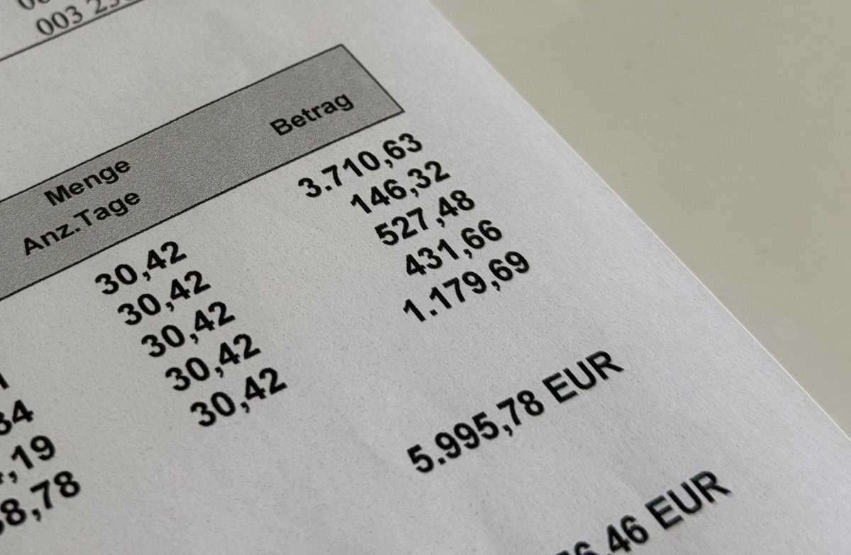 Das #Pflegeheim meiner Oma hat erneut die Preise angepasst. 500 Euro Erhöhung zum Jahreswechsel.

Vor 5 Jahren waren das bei gleichen Pflegegrad noch 3.500 Euro. 

Seither sind die Leistungen kontinuierlich schlechter geworden. 1/2