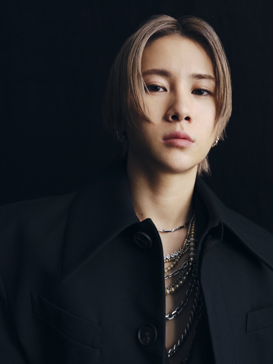 WOLF HOWL HARMONY
1st Album "WOLF"

Out on 2025.3.12 

New Visual
#HIROTO

🐺☝🏻💿

#WHH_1st_WOLF 
#WOLFHOWLHARMONY
#WHH