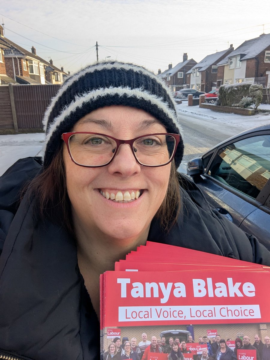 CllrLizParsons's tweet photo. Out with @LiverpoolLabour for our candidate Tanya in #MuchWooltonandHuntsCross grateful for hats and snow boots 😊
#VoteLabour #VoteTanyaBlake #localvoicelocalchoice 🌹 https://t.co/OXvdpFAHAO