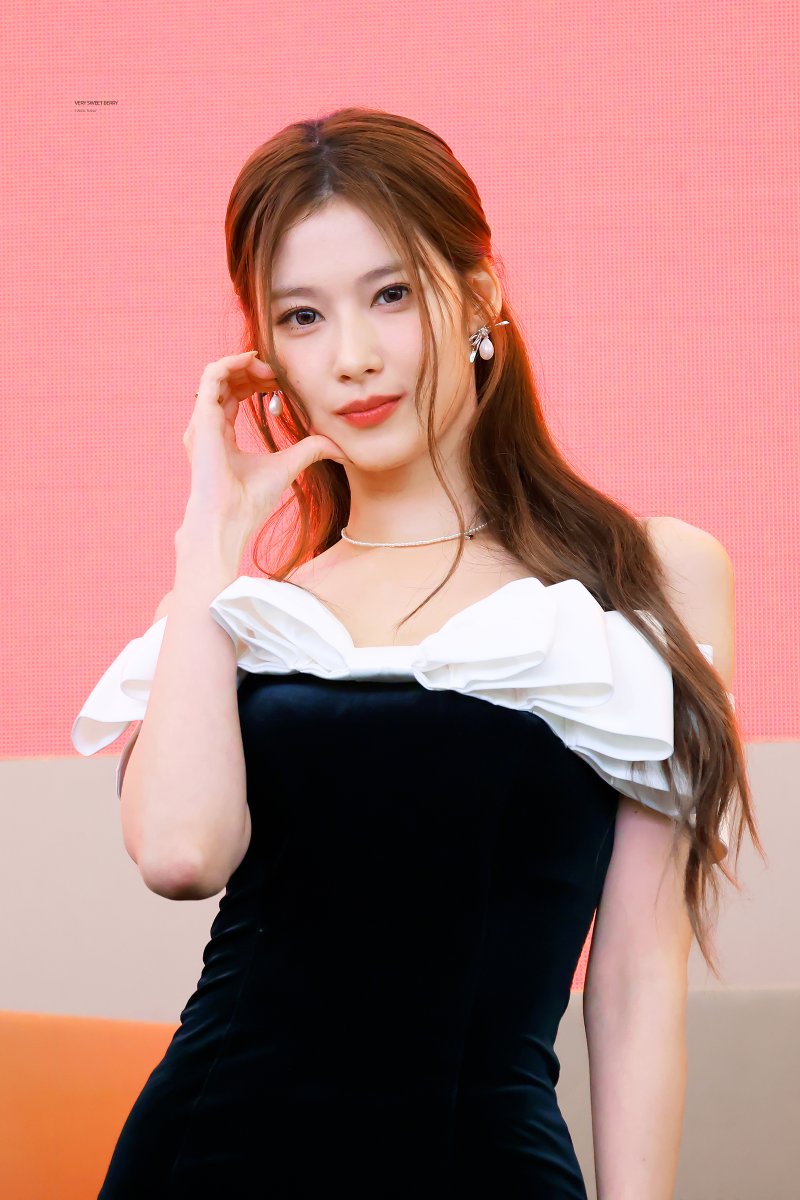 VSB_1229's tweet photo. 241215 HQ 4p 

#트와이스 #TWICE #사나 #SANA #サナ https://t.co/qHtoND2Rrj