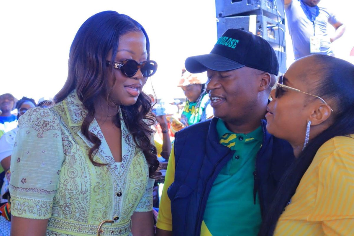 Nyambematshivha's tweet photo. Premier of Limpopo @PhophiRamathuba with Our beloved Queen mother Thulare , our beloved rain Queen Modjadji at the #ANC113 #ancjanuary8 #ANCeKapa https://t.co/4MM92iVmsk