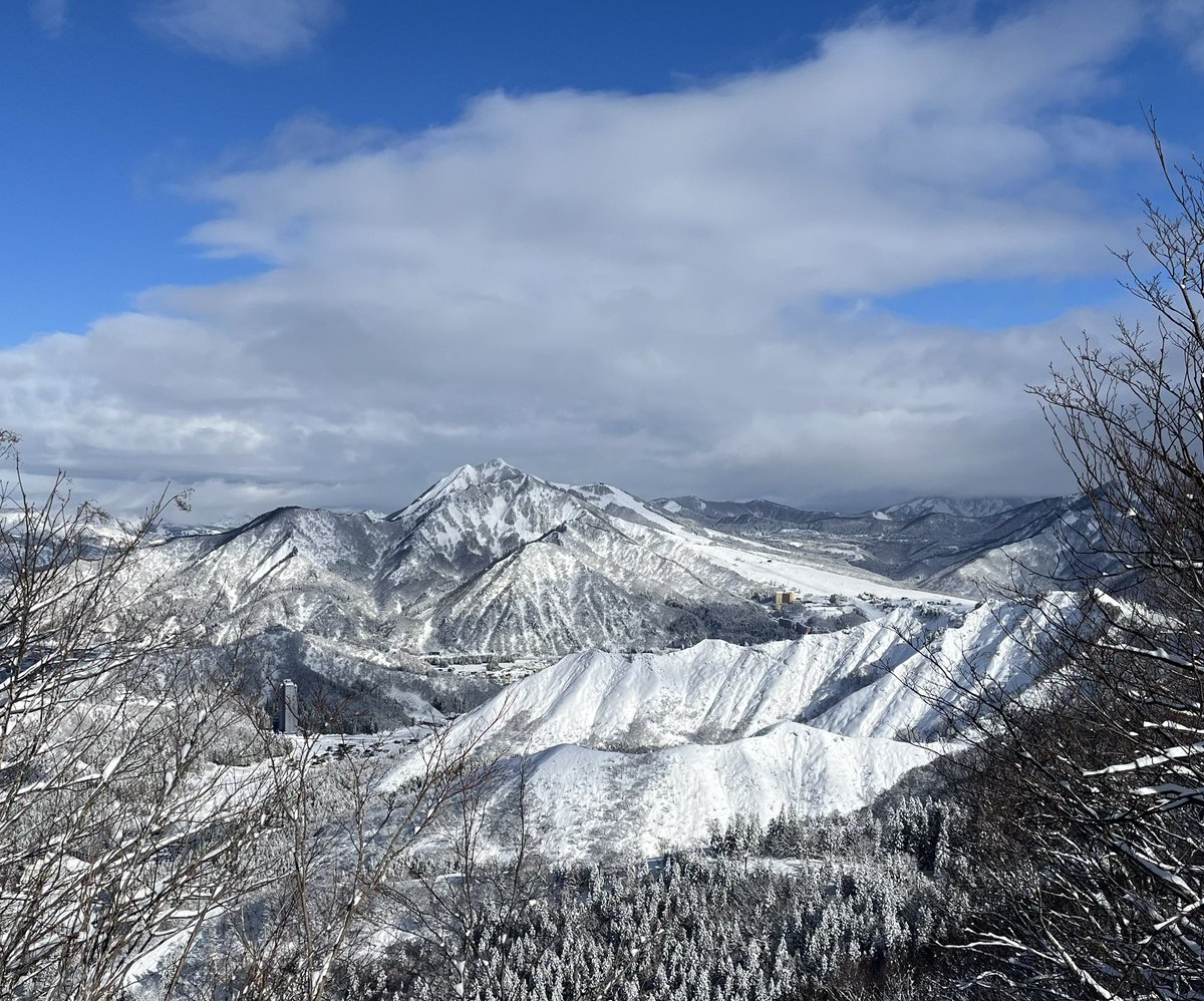 Snowboard_t's tweet photo. 今日は、神立でスノーボード🏂
⁡
連休初日で混雑と荒れた天気を気にしてたけど、それほど混雑もなく、晴れ間も見れて、気持ちよく滑れました。
⁡
#スノーボード #神立 #パウダー https://t.co/3ZiTz6ud00