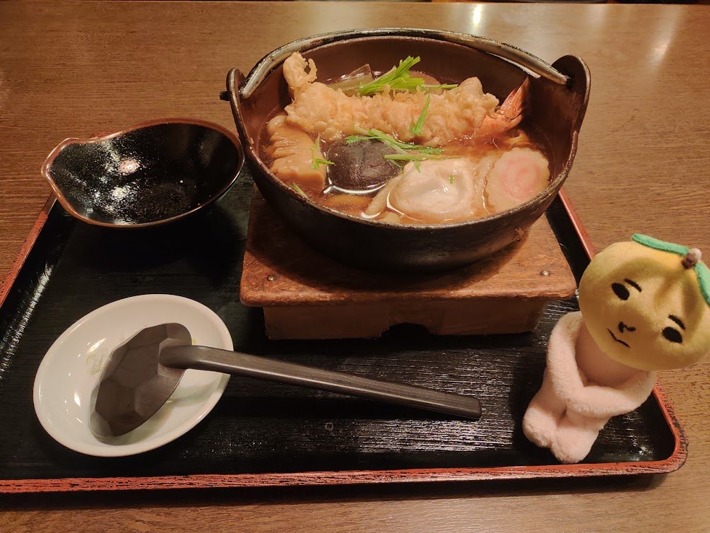 yuzu_map's tweet photo. 12/30聖地巡礼レポ
⑥松かど
夜ご飯は北川さんのサインがあるお店へ
北川さんがよく食べるという鍋焼きうどんをいただきました！
#ゆず晦日 https://t.co/foDfe7KIho