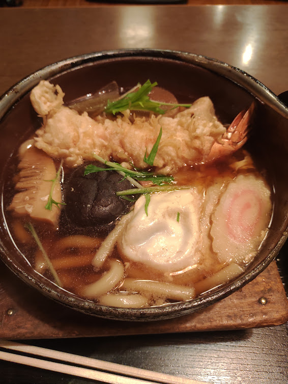 yuzu_map's tweet photo. 12/30聖地巡礼レポ
⑥松かど
夜ご飯は北川さんのサインがあるお店へ
北川さんがよく食べるという鍋焼きうどんをいただきました！
#ゆず晦日 https://t.co/foDfe7KIho