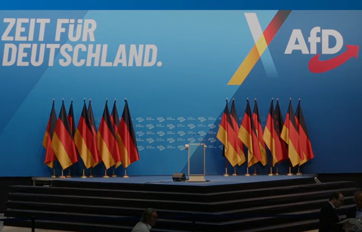 CScharun's tweet image. Natürlich reiner Zufall, dass beim #AfD Parteitag genau 8 Deutschlandfahnen links und 8 Deutschlandfahnen rechts des Rednerpultes stehen. 😉