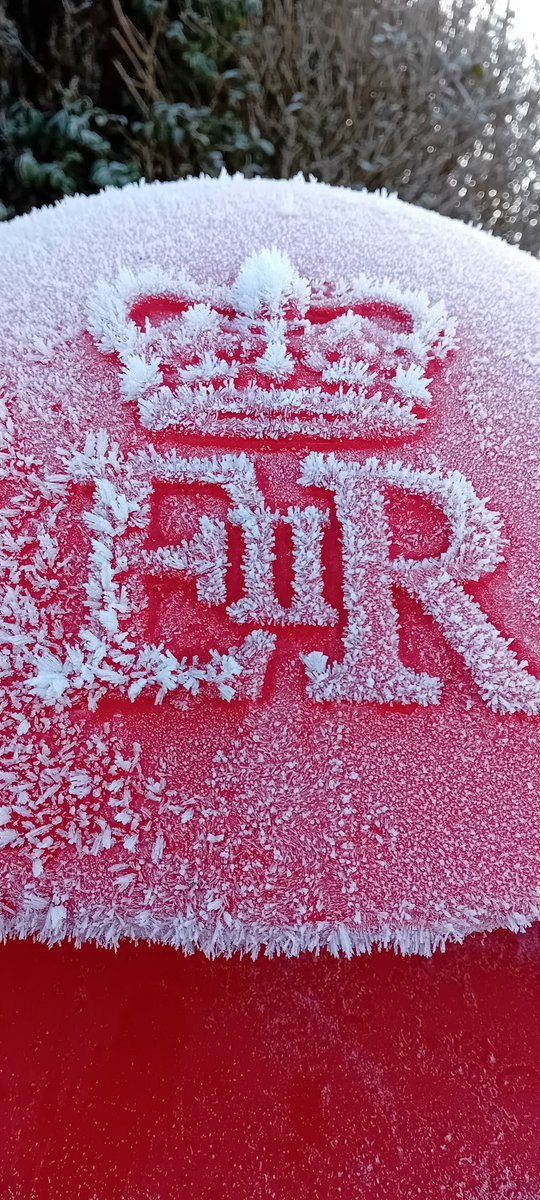 AlisonPailing's tweet photo. #PostboxSaturday popped out to post a birthday card.
Beautifully frosty EIIR on top of postbox. https://t.co/qv7azZawOV