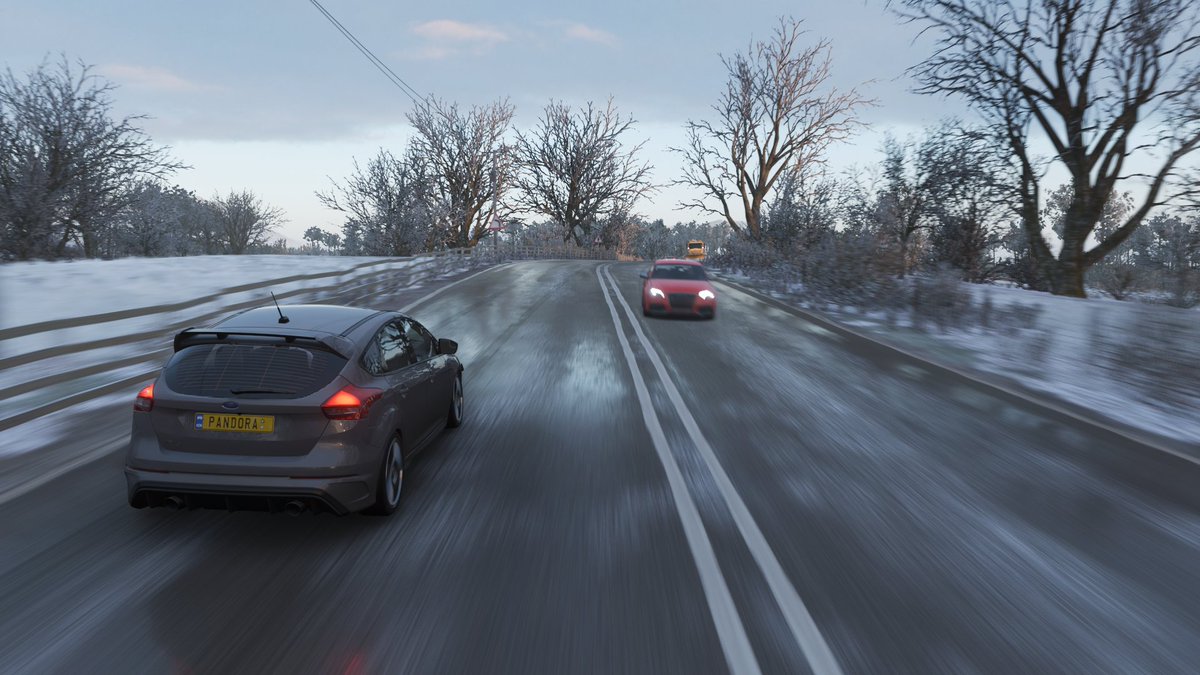 pan_doraB's tweet image. シーズンの変わる頃に大きなイベントレースがあるけど、大きなホバー車（？）とレースする事になるとは！！
めっちゃ難しいけど、めっちゃ楽しい！

無事クリアして、冬のシーズンに突入☃️
フォロワーさんに教えてもらった方法で好きな曲かけながらドライブ楽しんでます😄
#ForzaHorizon4