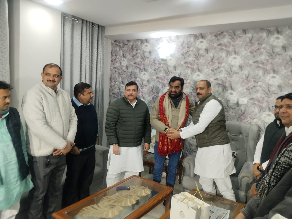 hanumanbeniwal's tweet photo. आगामी दिल्ली विधानसभा चुनाव में समर्थन देने के संदर्भ में आप पार्टी के राष्ट्रीय संयोजक व दिल्ली के पूर्व मुख्यमंत्री श्री @ArvindKejriwal ने दूरभाष पर मुझसे बात की और आज दिल्ली स्थित मेरे आवास पर आप पार्टी के वरिष्ठ नेता व राज्य सभा सांसद श्री @SanjayAzadSln मुलाकात करने आए,चूंकि आप पार्टी की सरकार ने दिल्ली में गरीब,मजदूर और वंचित वर्ग के हितों के लिए बहुत कार्य किए और आप पार्टी लगातार भारतीय जनता पार्टी  की तानाशाही का विरोध भी कर रही है | हाल ही में दिल्ली के जाट समाज को ओबीसी आरक्षण देने की मांग को लेकर भी केजरीवाल जी ने पीएम को पत्र भी लिखा | हरियाणा जाट आरक्षण आंदोलन में जाट समाज के युवाओं को गोलियों से भूना गया,निर्दोष लोगों को गिरफ्तार करके जेल भेजा गया और ऐसे कई उदाहरण है जहां केंद्र की भाजपा सरकार ने दलितों और पिछड़ों के हितों पर वार करने में कोई कसर नहीं छोड़ी ऐसे में दिल्ली और देश की वर्तमान परिस्थितियों को देखते हुए आगामी दिल्ली विधानसभा चुनाव में राष्ट्रीय लोकतांत्रिक पार्टी आम आदमी पार्टी का समर्थन करेगी ,दिल्ली राज्य में RLP की विचारधारा से जुड़ा प्रत्येक मतदाता इस चुनाव में आम आदमी पार्टी को वोट करेगा और दिल्ली में आम आदमी पार्टी की सरकार को पुन: लाने के लिए पुरजोर प्रयास करेंगे |
@RLPINDIAorg @AamAadmiParty
