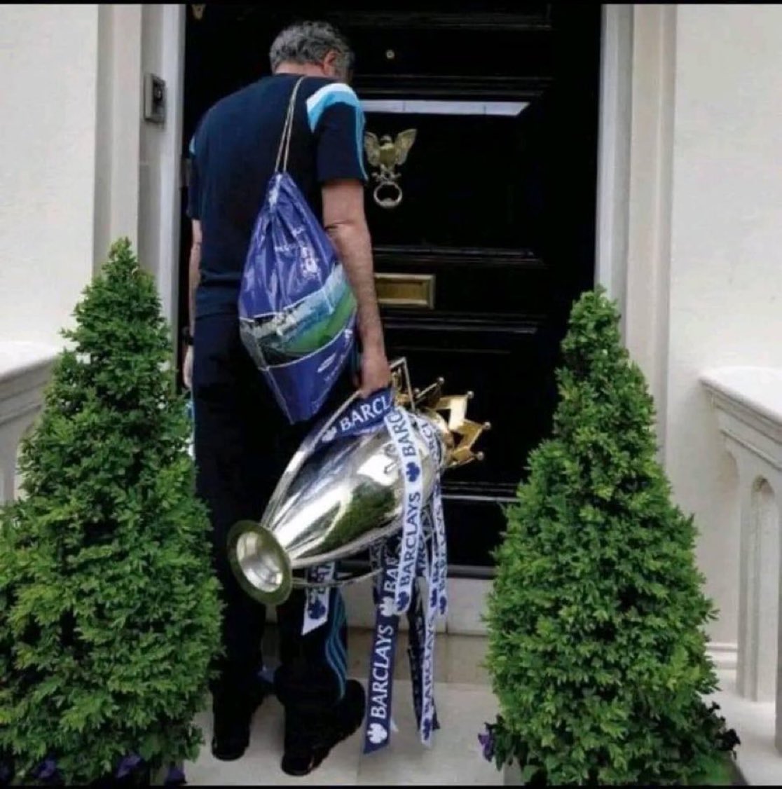 FrankKhalidUK's tweet photo. Jose Mourinho took the Premier League trophy home after he won the trophy with Chelsea in 2014/15 season. 💙 https://t.co/rrszFVUPZL