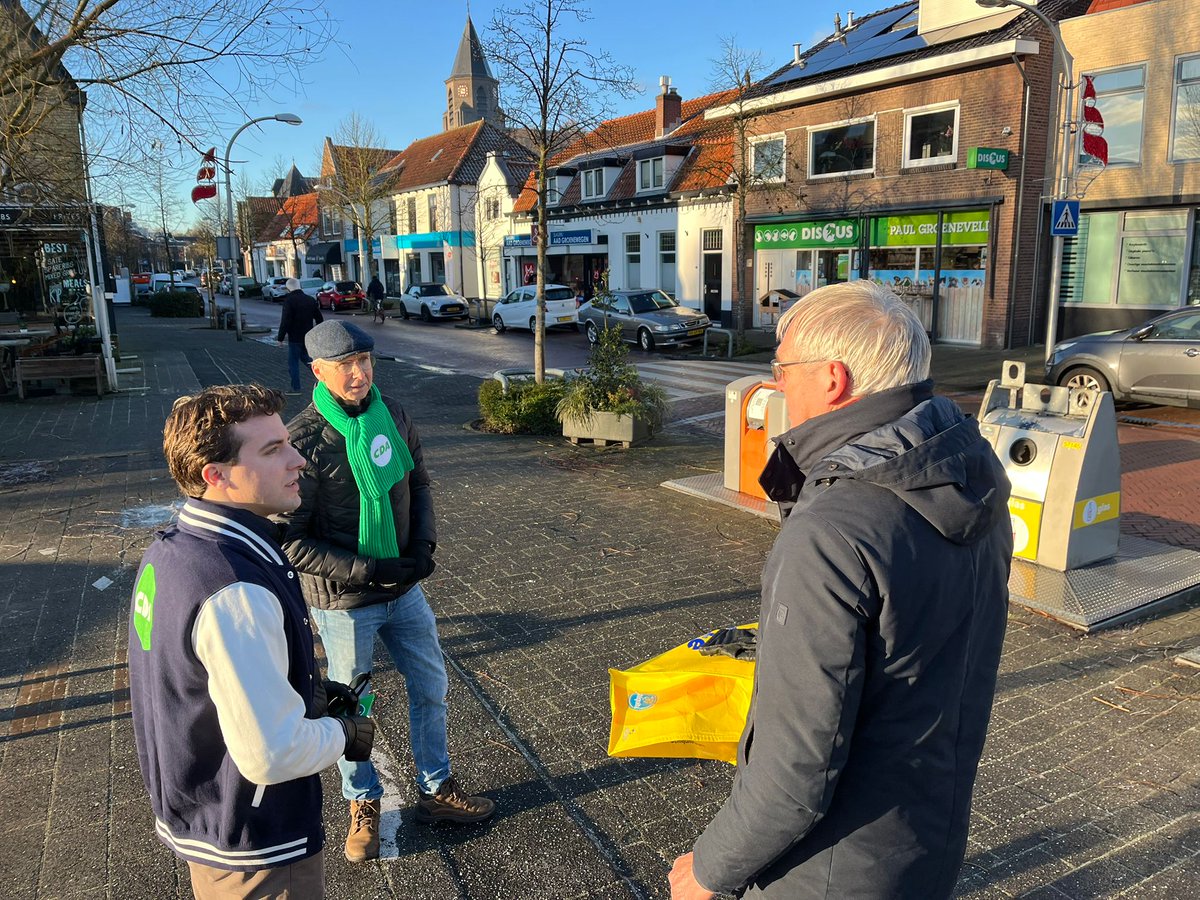 Dit jaar geen klassieke nieuwjaarsbijeenkomst in 'n zaaltje, maar elke dag een kop koffie in een andere kern. ☕️

Vandaag begonnen in Honselersdijk, Poeldijk en De Lier. Volgende week volgen Naaldwijk, Wateringen, 's-Gravenzande en Monster!

Meer weten? 👉 cdawestland.nl/wensen