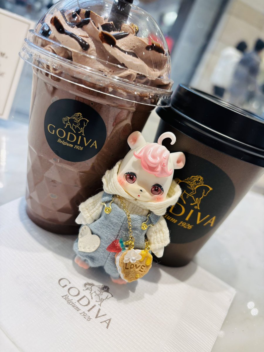 hachikingdom's tweet photo. わぉ、、、念願の❤️ポケットサロペット（@suisou_27 様）が可愛過ぎる！！！！
しーちゃん（@siodesu_00 ）メイクの前髪との親和性の高さよ、、、控えめに言って神😇✨
一目惚れの🍯🍪ポシェット（@amemitunemuru 様）との相性も完璧で全方位死角なしの可愛さに悶えてまう😍🥰😍

#kumukuku 
#CLmake https://t.co/sVnlRISmIE