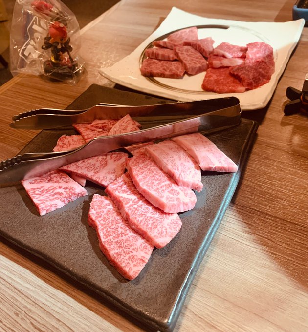 dualsweeper's tweet photo. まいにち焼肉生活最終日！
スプラの大会に出る約束を会社都合ですっぽかしてしまった償いを4年越しにしました～
普段目にすることのないビカビカなお肉をたくさん食べられてよかったです🥳
償いに感謝！ https://t.co/3Ili5P1XzZ