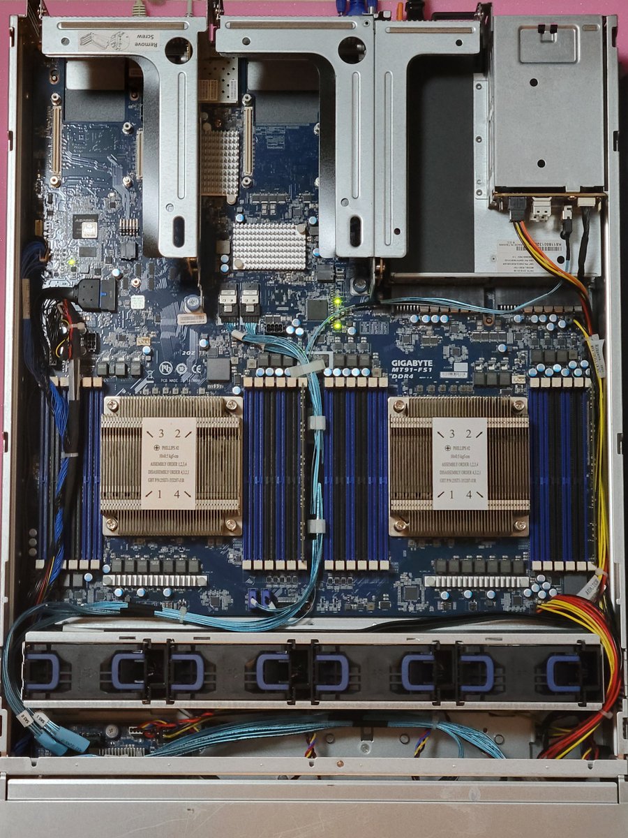 8alni's tweet photo. R281-T91の筐体内部
当たり前やけどx86サーバーと大きな差はない。BMCも積んでいる
豆知識として、このサーバーは電源ユニット欠品で流通しているが、GIGABYTE鯖なのでGIGABYTE ODMであるNEC Express5800（世代的にはE5 v3/v4）の電源ユニットがそのまま使える https://t.co/zDUj2cmr0S