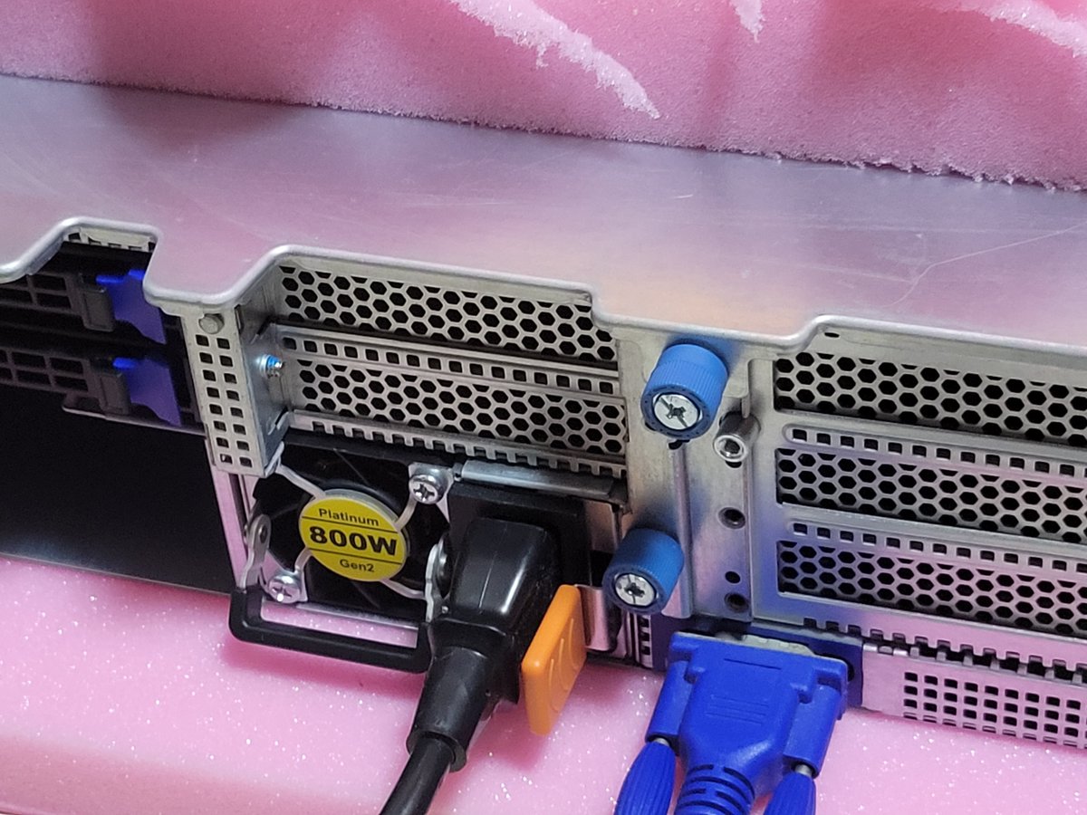 8alni's tweet photo. R281-T91の筐体内部
当たり前やけどx86サーバーと大きな差はない。BMCも積んでいる
豆知識として、このサーバーは電源ユニット欠品で流通しているが、GIGABYTE鯖なのでGIGABYTE ODMであるNEC Express5800（世代的にはE5 v3/v4）の電源ユニットがそのまま使える https://t.co/zDUj2cmr0S