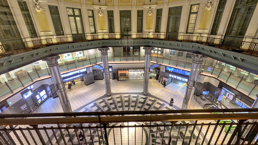 banzoku22's tweet photo. 大正・昭和・平成・令和と100年以上、その姿を変えながら

東京駅🚉の顔
The Tokyo Station Hotel

建物の内側には、昔の姿がしっかりと保存されています👀

丸の内側の駅の改札を通る前に少し上を見あげると、その内側に歴史は隠れていますが💡

100年を超えてもなお堂々と立ち続けています🏨🚉 https://t.co/ASH2o0Yjon