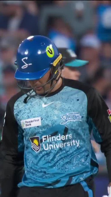 Adam Gilchrist loved this 92-metre six over cover from Alex Carey! 📹 Credits: Twitter/BBL