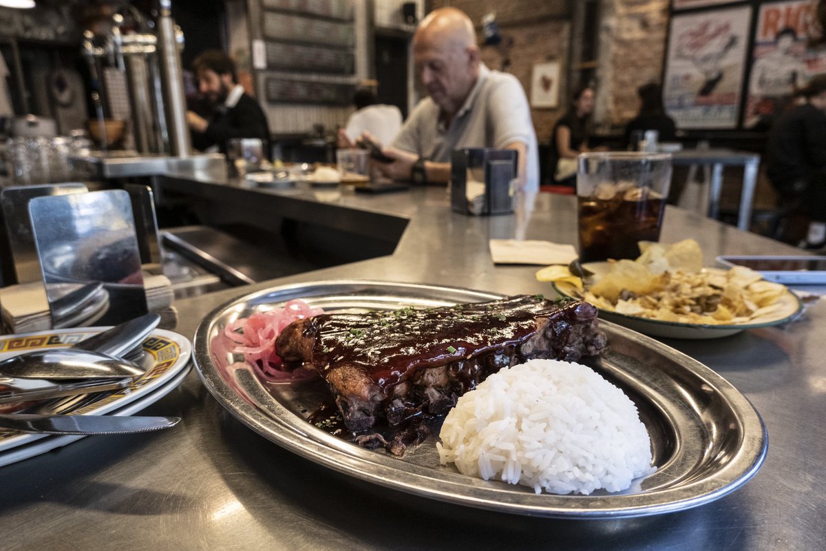 💥Costillas Koreanas💥 Cocinadas al baja temperatura, la salsa Koreana por encima, la carne que se despega y se deshace en la boca, los encurtidos y el kimchi que hacemos… Sólo en Noviciado y en Vallehermoso.