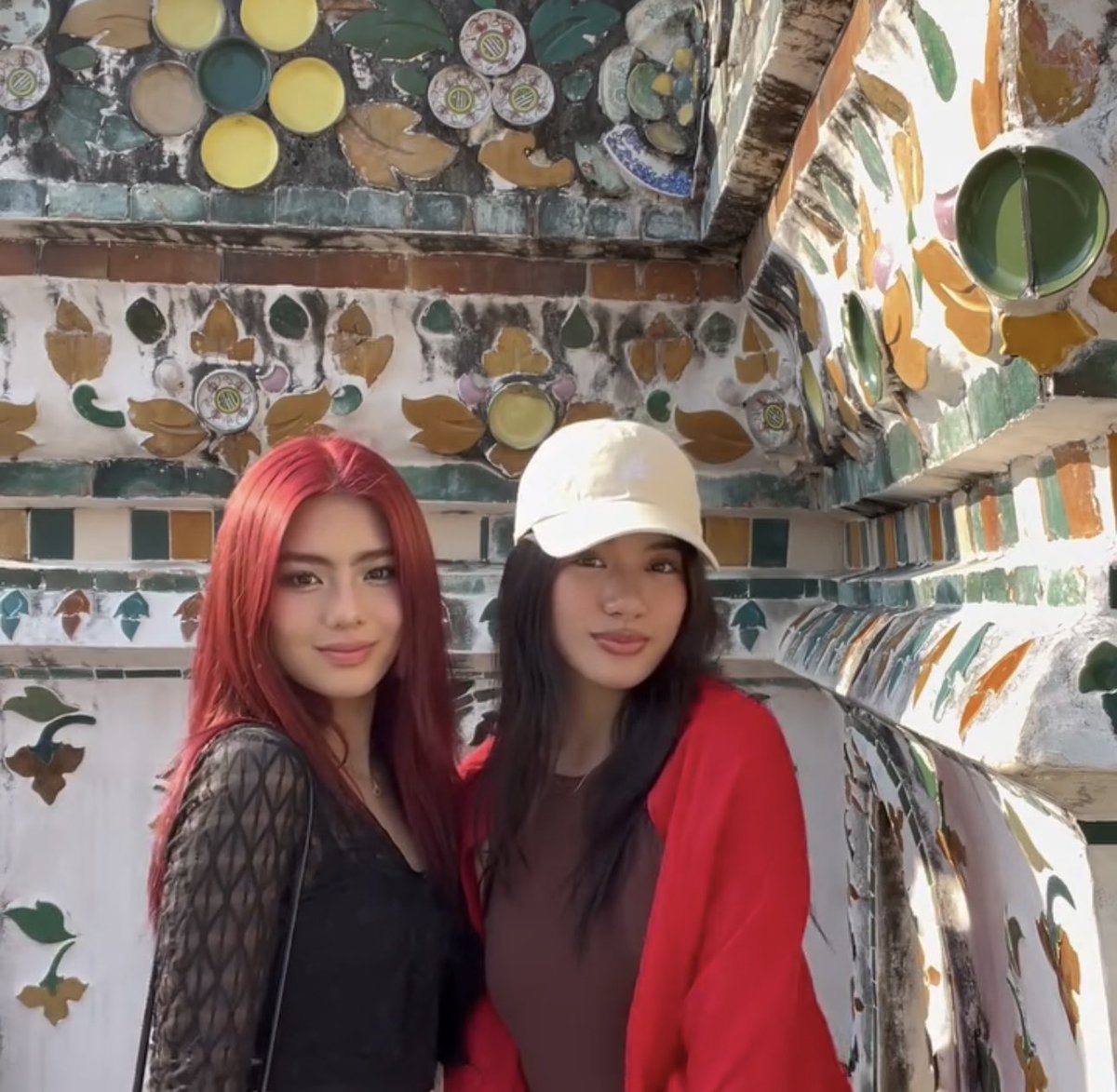 fierymikha's tweet photo. seeing the wat arun temple on aiah’s ig story immediately reminded me of her trip with mikha 🥺 https://t.co/WPLjnXFc6a