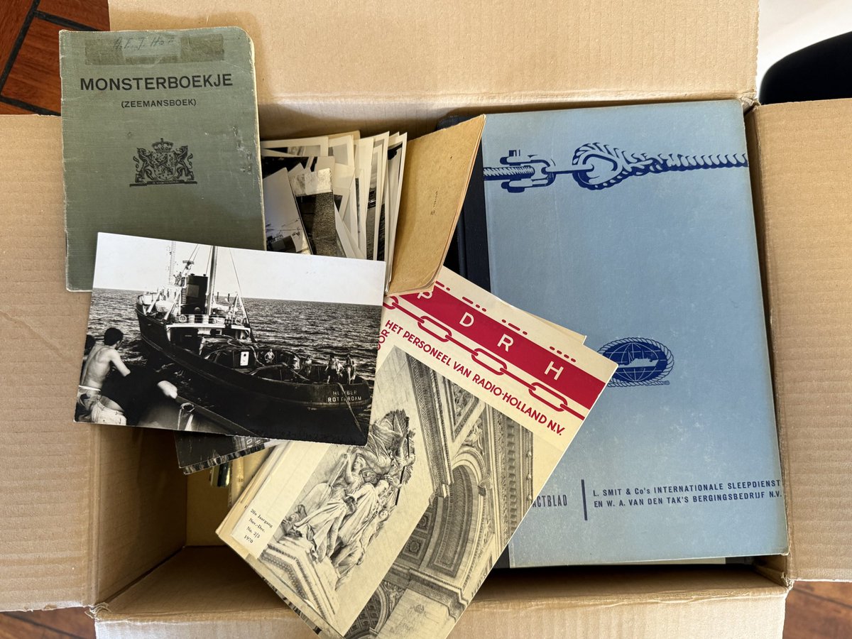 ‘Onze broer is overleden en hij heeft op de Elbe gevaren’.

Stapeltje foto’s, monsterboekje uit de jaren 60, personeelsbladen. Een compleet levensverhaal in een doos. Hoe mooi!
