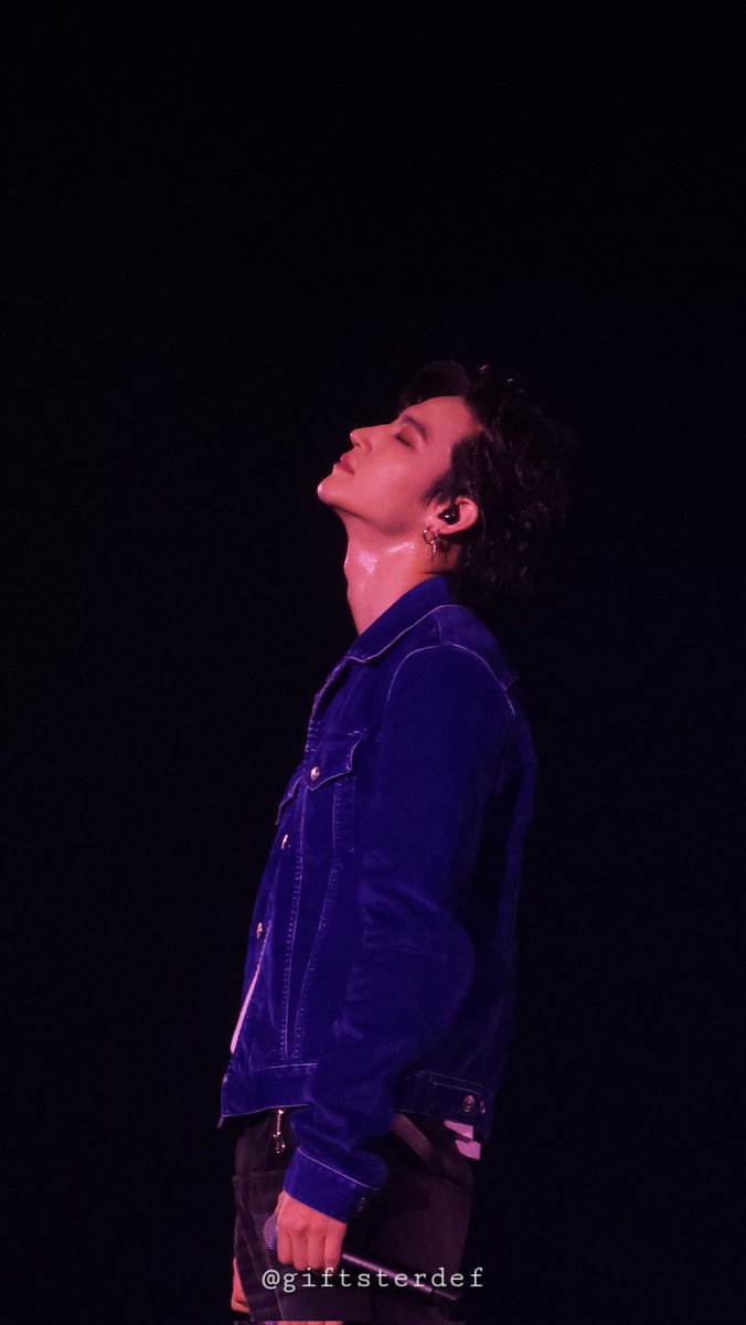 _jaybislife's tweet photo. He really knows how to make us go crazy over her side profile 😭😭😭 the nose!!! The chin!!! The ads apple!!! 

#JAYB #제이비
#JAYBTAPERELOADINBKK_Day1 
#TAPERELOADINBKK
#JAYBTAPERELOADINBKK https://t.co/2HusevIC0I