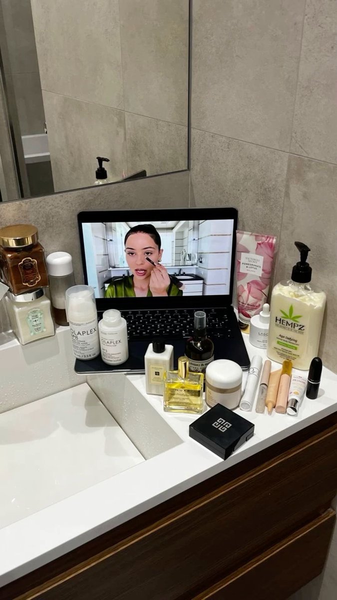 Diorgirlx's tweet photo. girl therapy https://t.co/A6SlarDGf3