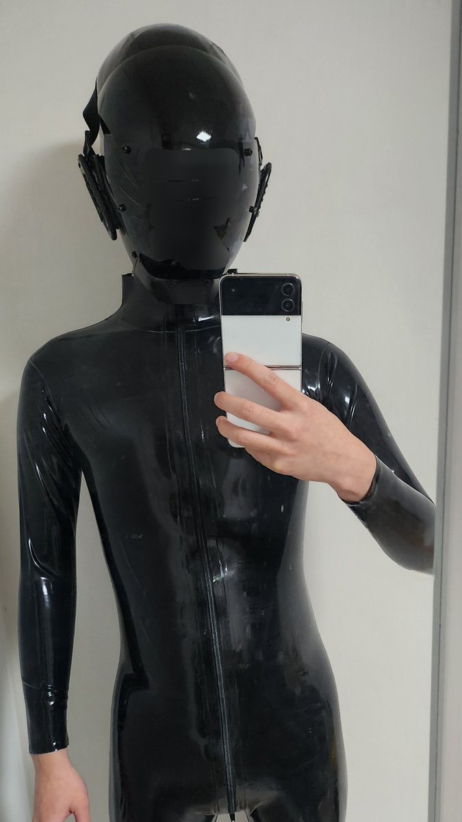 latex_bright's tweet photo. 어떻게 입고 가볼지 비교중
#라텍스 #latex #ラバー
#fetimoim https://t.co/LT3WF5Acui