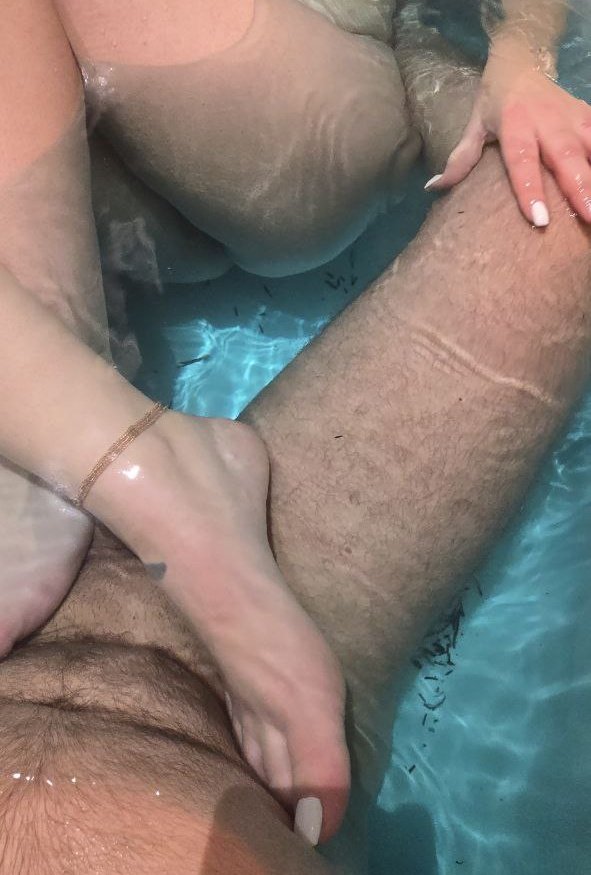 EphemeraFeetX's tweet photo. relaxation in the bath 🛁
we took advantage before
#footjob and #footlicking
#blowjob #inthebath #sexinthebah #couplegoals https://t.co/h0IshGktlW