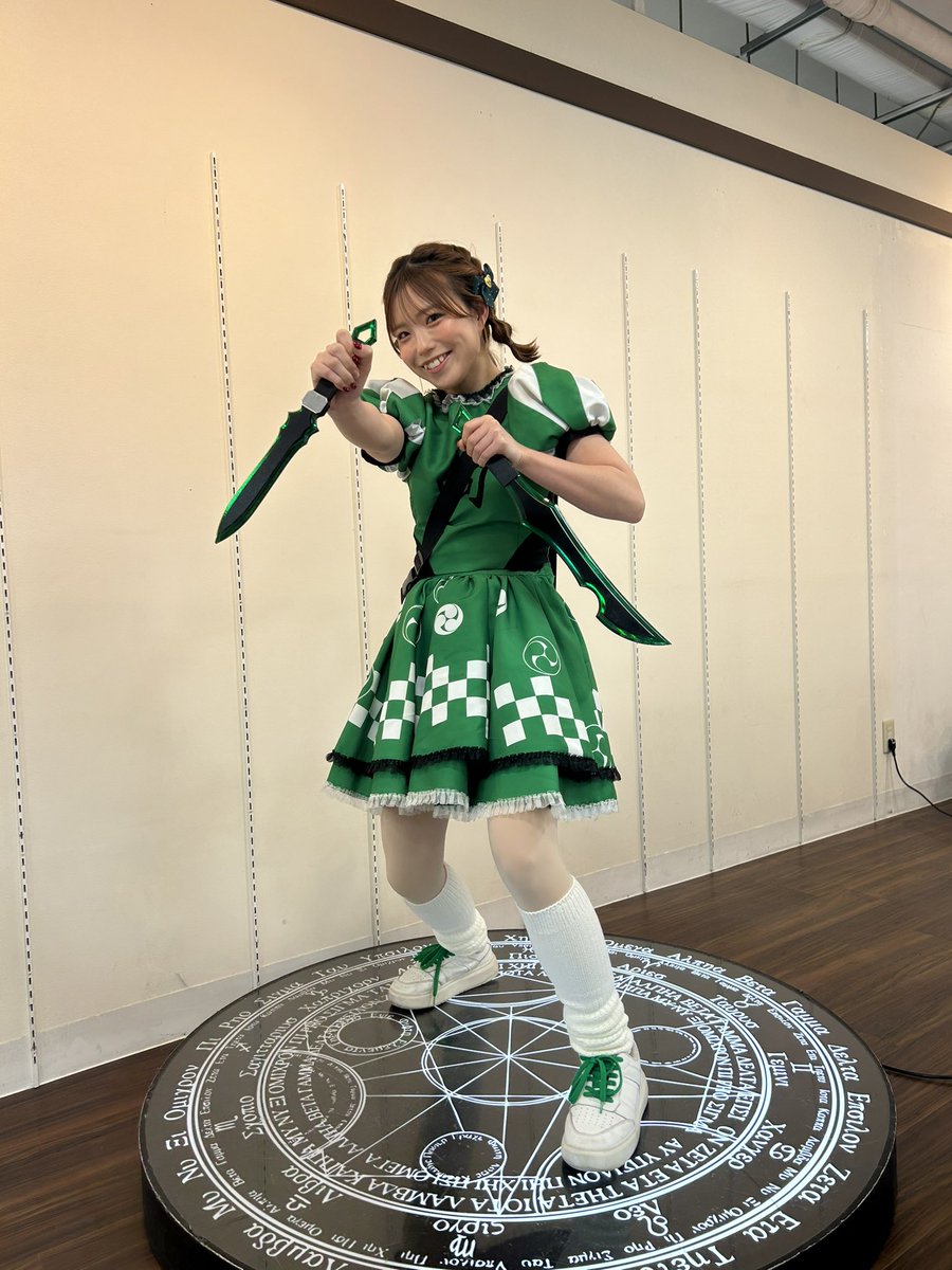 aoikopinata's tweet photo. #ファンタジー武器屋 TAKUMI ARMORY
さん

2025年1月17日にイービーンズ2Fにオープン！色んな武器を使って体験型異世界ゲームが楽しめるんだって〜！⚔

小日向も緑色の武器を使って
フォトスポットで撮影させてもらったよ🔥
どう���強そう？

#小日向を探せ
#イービーンズ https://t.co/zNThwDllAO