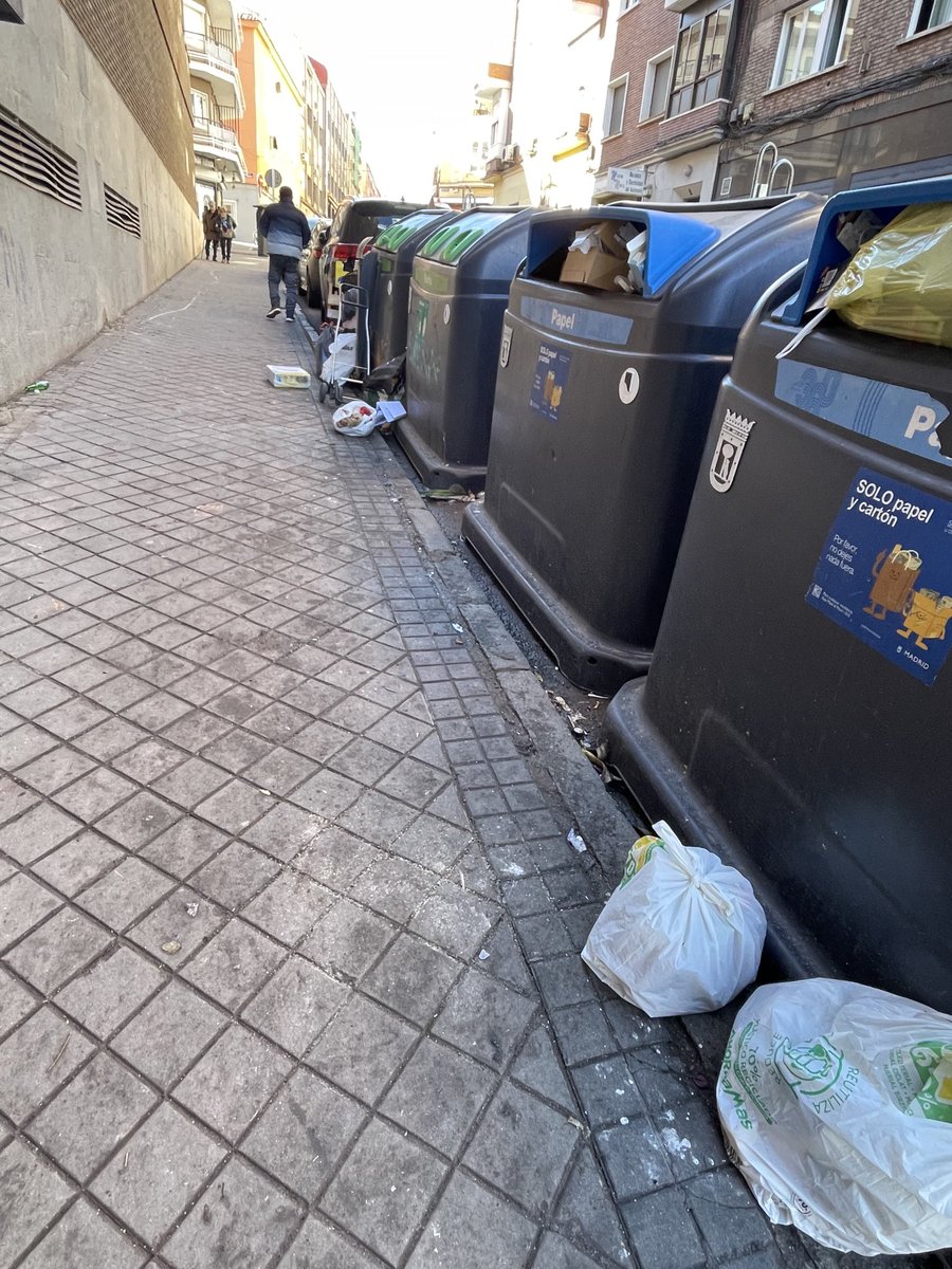 Amparo Usera-Antonio López. No creo que sean muchos particulares. Los comercios no deberían cumplir las normas??? A qué esperáis?? ⁦<a href="/Lineamadrid/">Línea Madrid</a>⁩ ⁦<a href="/SoniaCQ/">Sonia Cea Quintana</a>⁩ ⁦<a href="/Mtnezparamo/">José A Mtnez Páramo</a>⁩ ⁦<a href="/bcarabante/">Borja Carabante</a>⁩ ⁦<a href="/AlmeidaPP_/">José Luis Martínez-Almeida</a>⁩