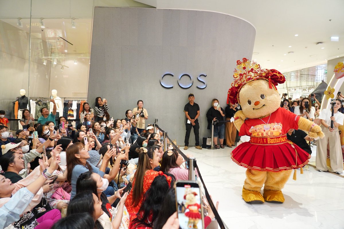 RAVIPA จับมือน้องหมีเนย รังสรรค์คอลเลกชันพิเศษ “RAVIPA x Butterbear” ให้เหล่ามัมหมีเฉลิมฉลองตรุษจีนด้วยความน่ารักที่มาพร้อมความโชคดี ต้อนรับปี 2568 ด้วยความมงคลสุดปัง!  
 
ตรุษจีนปี 2568 นี้ต้อนรับความเฮงแบบไม่มียั้ง! กับคอลเลกชันพิเศษครั้งแรกในประเทศไทยและครั้งแรกในโลก เมื่อ