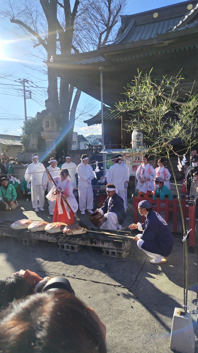 TeruTer06287429's tweet photo. 群馬県　伊勢崎神社　上州焼饅祭　(１年の無病息災を願い、１月１１日に通常の300倍の焼きまんじゅうを炭火で焼き、巫女さんが巨大なハケで味噌ダレを塗った饅頭を振る舞う神事です) https://t.co/sqx26JspLY