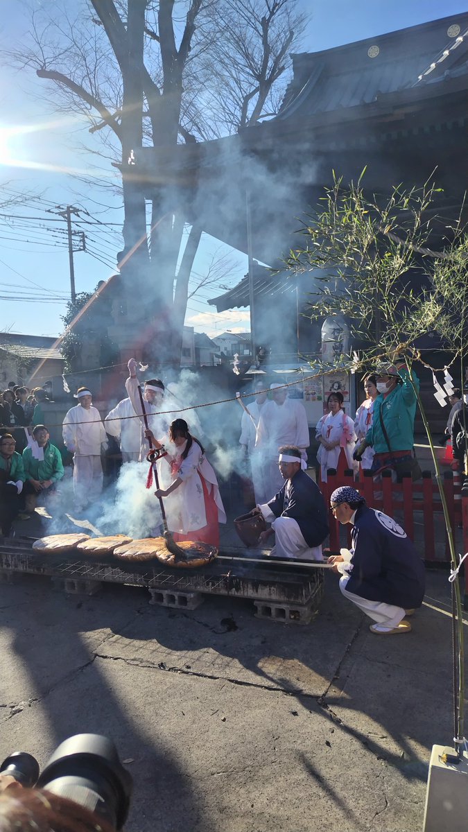 TeruTer06287429's tweet photo. 群馬県　伊勢崎神社　上州焼饅祭　(１年の無病息災を願い、１月１１日に通常の300倍の焼きまんじゅうを炭火で焼き、巫女さんが巨大なハケで味噌ダレを塗った饅頭を振る舞う神事です) https://t.co/sqx26JspLY