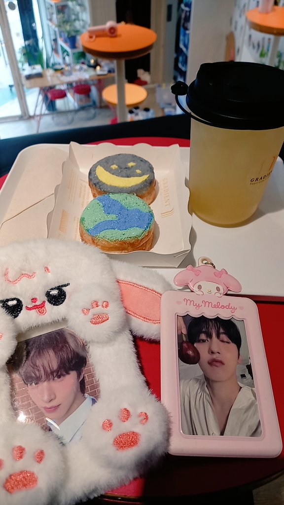 fa1linwithu_'s tweet photo. #ROADTOONEUS 🌏🌙
แอบแว้บไปคาเฟ่มาแปปนึงค่ะ! คาเฟ่น่ารักม้ากกกก หันไปทางนี้ก็เจอวอนอัส ทาง��น้นก็เจอวอนอัส ฟินๆๆ พี่สตาฟทุกคนน่ารักมากเลยค่ะ ขอบคุณพี่พี่ทูมูนที่รับเราไปเลี้ยง3553535 เข้าคาเฟ่มาด้วยก้าดพี่พระเอกกับน้องดงจูอย่างละใบ แต่ออกคาเฟ่ไปพร้อมกับบั้มฟตบฟตกจำนวน n ชิ้น🥹 https://t.co/VhEimxnXFf
