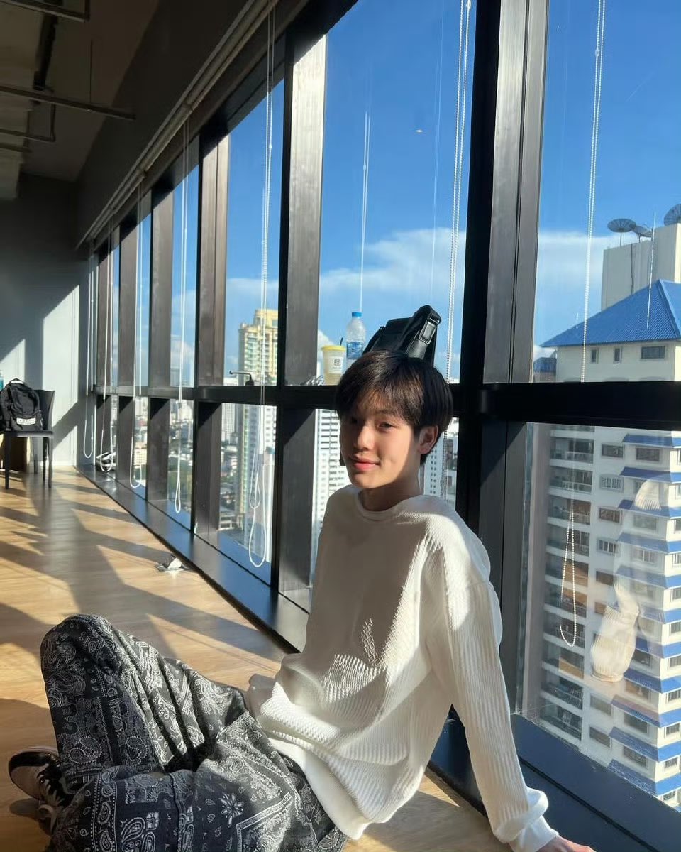 _REPLACE2910's tweet photo. #TATA ผ่านมาไม่นานน้องก็มีออกงานเล่นดนตรีร้องเพลงกับ #totothayawat อยู่ ชัดเลยว่าไทม์ไลน์น้องเป็นอะไรที่พื้นฐานดีมีของ (น้องมีปสก.เทรน+ความสามารถ) เริ่มต้นปี 25 เอสเอ็มส่งออกมาให้เห็นน้องแล้ว เอาเป็นว่าจับตาดูกันต่อไป

 หลาย ๆ คนที่จำน้องได้คงจะคิดถึงน้อง 

#SMTOWN2025 #타타 #SMTR25