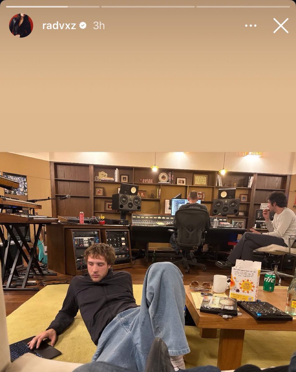 hazyheadbigcity's tweet photo. Matty &amp; George back in the studio with Beabadoobee and NO ONE TOLD ME????? https://t.co/8snqT7kbtn
