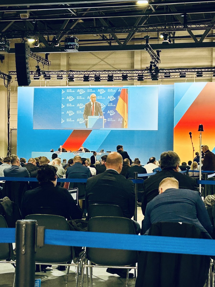 “Alice für Deutschland”, beendet #Sachsen-Chef Jörg Urban Rede in Anlehnung an illegale SA-Parole. Wie oft wir den Slogan in den nächsten sechs Wochen wohl noch hören dürfen #AfD