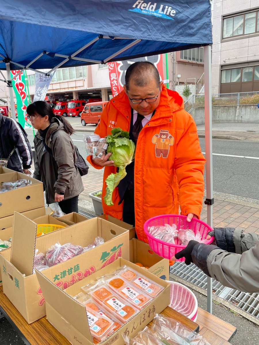 UukOhsk's tweet photo. 若園校区朝市　地域社会の活性化の為、自治会長が先頭に立ち、朝市を開催しています。地域社会の今まで、市民センターに来なかった方々も顔をだし始めたとの事です。自治会加入にもプラスになれると感じます。地域社会の力、絆。素晴らしい取り組みです。#小倉南区　#北九州市議会議員　#よしむら太志 https://t.co/QRg9GovKd0