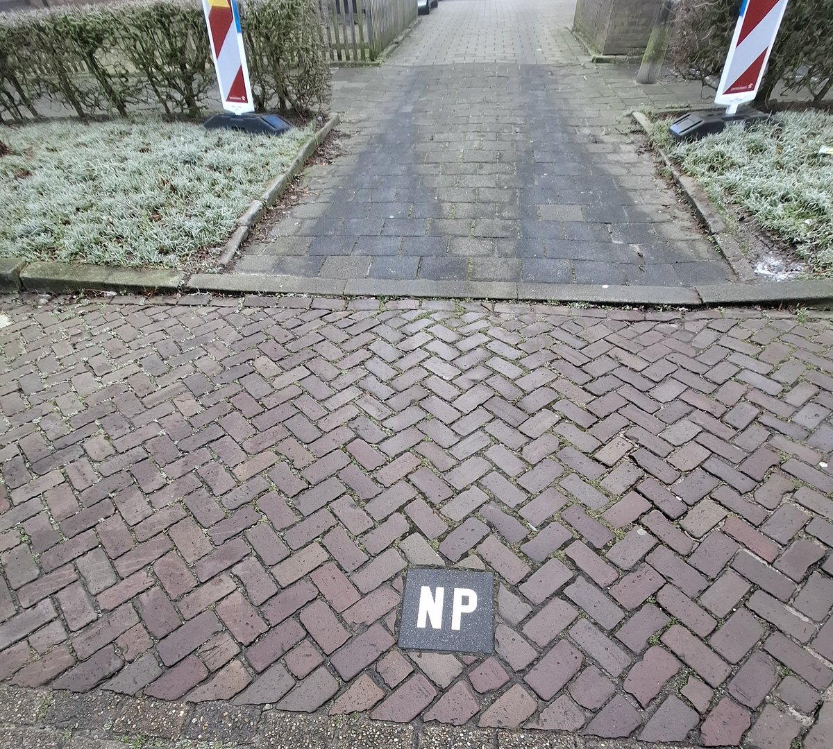duveltje's tweet photo. Terwijl @shertogenbosch één tegeltje voldoende vind. 
1 simpel verkeersbord teveel moeite vind?
Ivm toegang+bereikbaarheid veiligheidsdiensten 
Worden juist garagehouders en bewoners #Gestelsebuurt WEL creatief 
Word voor herinrichting wijk het ergste gevreest ivm parkeren https://t.co/EH7pSpwIfg
