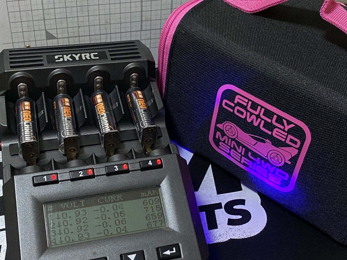 osabz_mini4wd's tweet photo. コレに入れて収納の予定でしたが…
ゼッテー無理っぽ😭
デカ過ぎや💢(笑)
#SKYRC
#MC3000
#コンパクトバッグ https://t.co/G7U8gvz5gG
