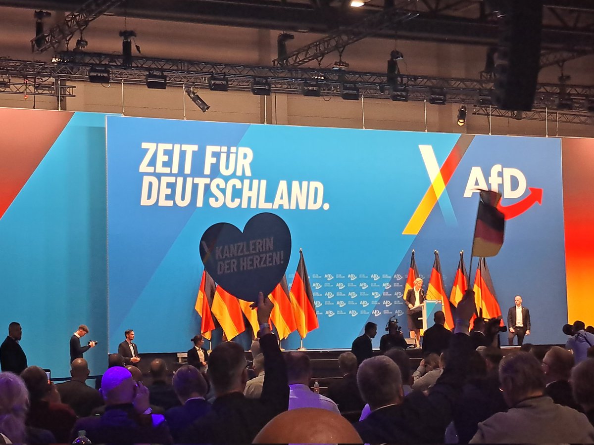 Christophps's tweet photo. Soeben wurde Alice Weidel einstimmig zu unserer Kanzlerkandidatin gewählt,  herzlichen Glückwunsch!

#riesa1101 https://t.co/rI5ZV7OcsE