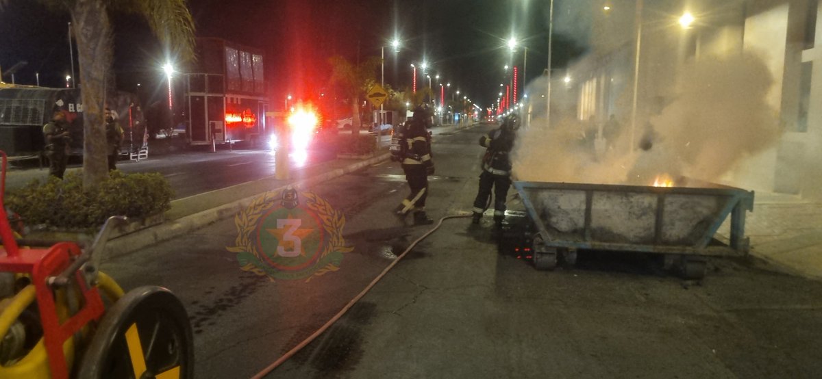 Bomba_Angamos's tweet photo. 05:35hrs el Cuerpo de Bomberos Mejillones H3 en clave 10-2 (quema de basura) sector Avenida San Martin c/ 8 de Octubre. https://t.co/c9x9yUlxSx