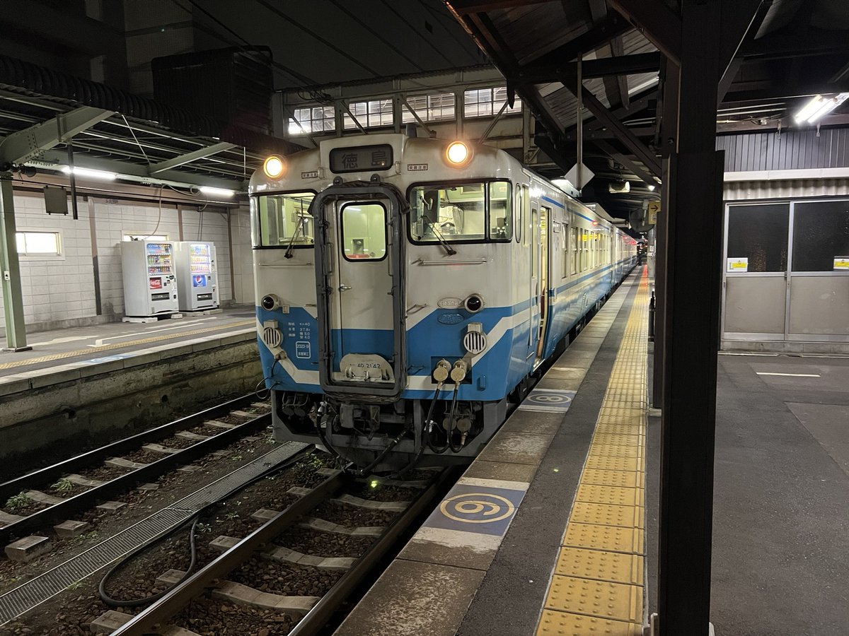 222tamatama's tweet photo. 高松1833発徳島（2109着）行き #363D 普通列車は終点の徳島に定刻に着きました。
編成は徳島方からキハ40 2142＋キハ47 112＋キハ40 2107で、キハ47 112に乗ってました🚃
今日の旅は終わり🏨に向かい2泊します。
#国鉄型車両
#キハ47
#キハ40
#四国再発見早トクきっぷ
#JR四国 https://t.co/EpkoGLaIfF
