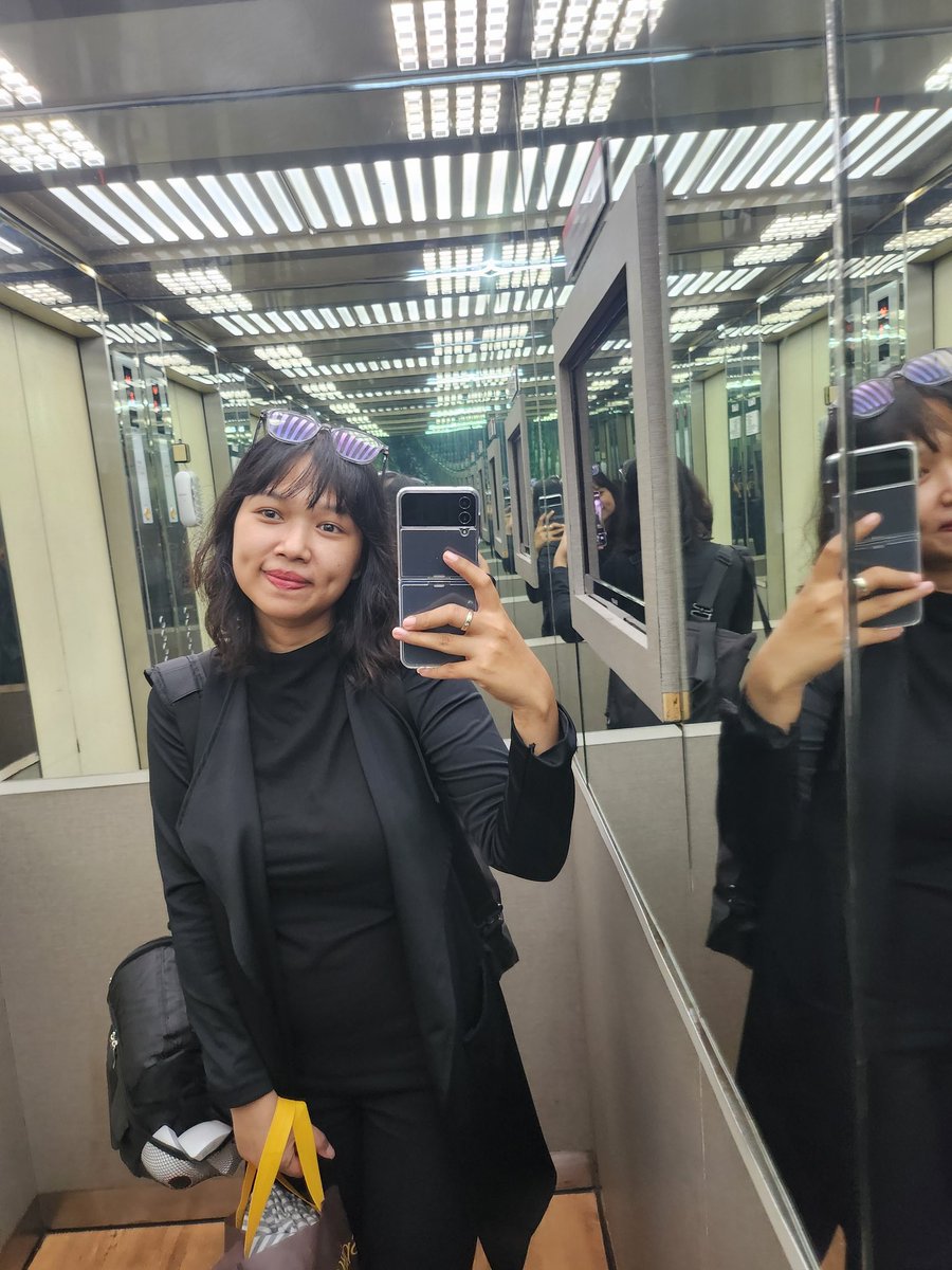 imaadew's tweet photo. All black dengan tentengan printilan pumping 😂 https://t.co/GJfr42ShH2