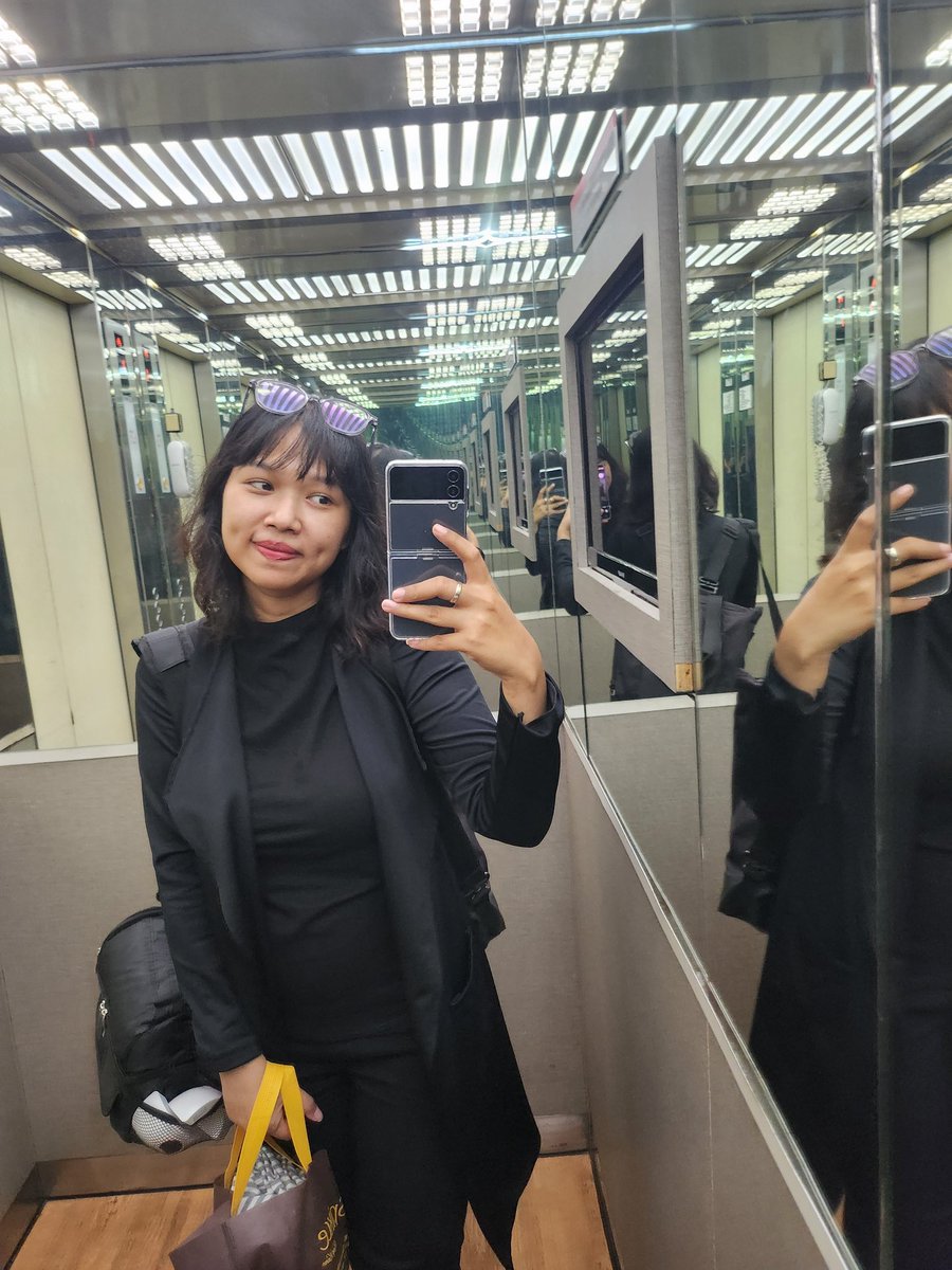 imaadew's tweet photo. All black dengan tentengan printilan pumping 😂 https://t.co/GJfr42ShH2