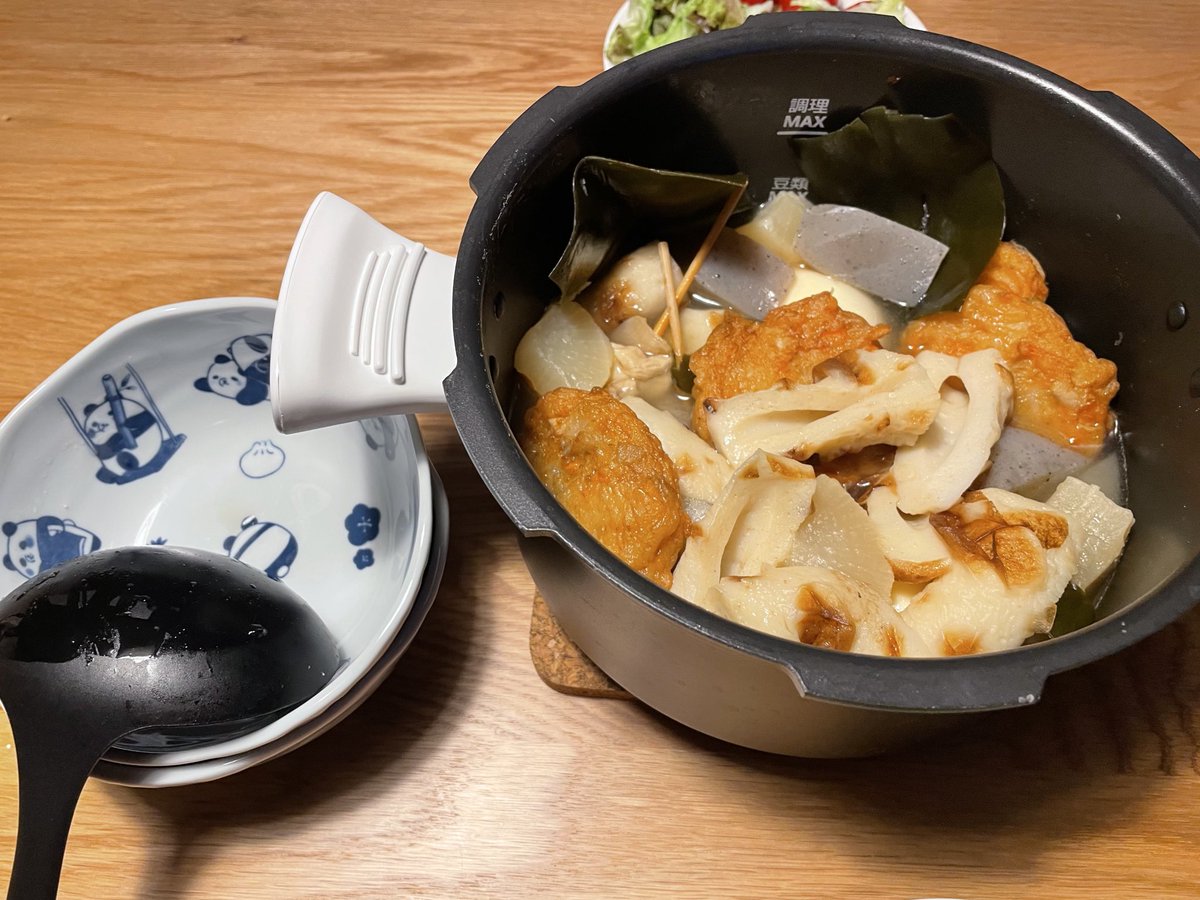 hamakkomodoki's tweet photo. 昼に仕込んでおいたおでんを再加熱してたべてるけどめちゃ美味しい😋
電気調理鍋の最適解見つけたかもしれない🥹
圧力調理のお陰で短時間で大根に味が染みるのよ‥
昆布は結ぶの面倒でそのままなのは許して😂
#cook4me #ティファール https://t.co/c6AuUTZE9Z