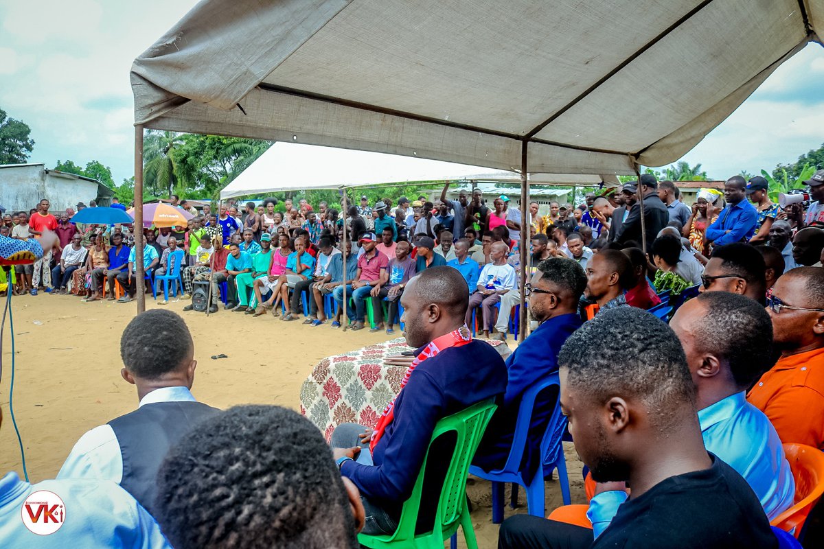 ToussaintM24492's tweet photo. DIALOGUE entre eux: @KIMBANSEKE plaide pour des actions urgentes auprès de L'hon GABORIAN MBOMA.
Pendant ses vacances parlementaires, le père des vulnérables @GaborienM, a rencontré les chefs des quartiers de son fief accompagné du bourgmestre de la Commune
#JEANCY NGANGA. https://t.co/MMkYLgg9jn
