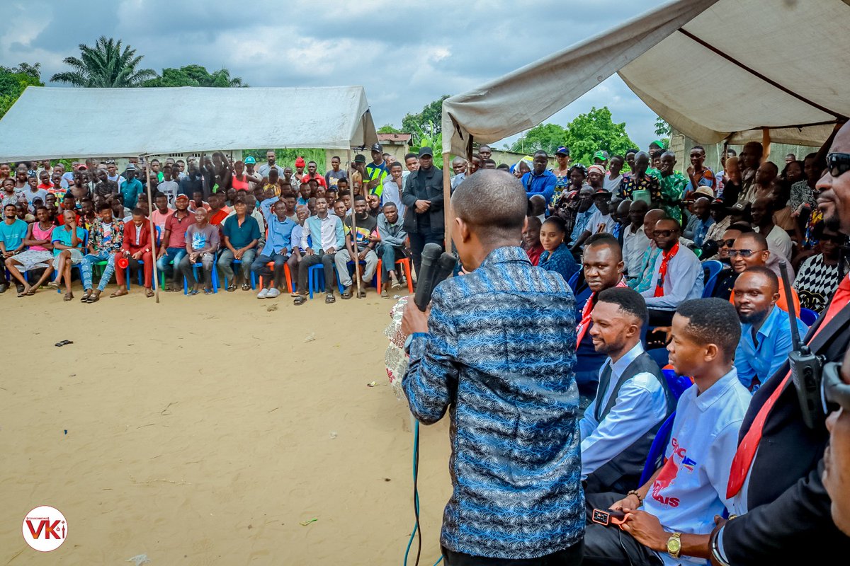 ToussaintM24492's tweet photo. DIALOGUE entre eux: @KIMBANSEKE plaide pour des actions urgentes auprès de L'hon GABORIAN MBOMA.
Pendant ses vacances parlementaires, le père des vulnérables @GaborienM, a rencontré les chefs des quartiers de son fief accompagné du bourgmestre de la Commune
#JEANCY NGANGA. https://t.co/MMkYLgg9jn