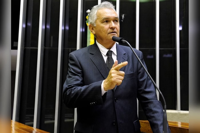 BlogdoNoblat's tweet photo. A Justiça Federal no Rio Grande do Norte condenou o deputado General Girão (PL-RN) a pagar R$ 2 milhões em danos morais coletivos por ter incentivado atos antidemocráticos em frente a um quartel do Exército. Conforme decisão do juiz Janilson de Siqueira, da 4ª Vara Federal, o deputado terá ainda que apagar publicações que fez em redes sociais (G1)
